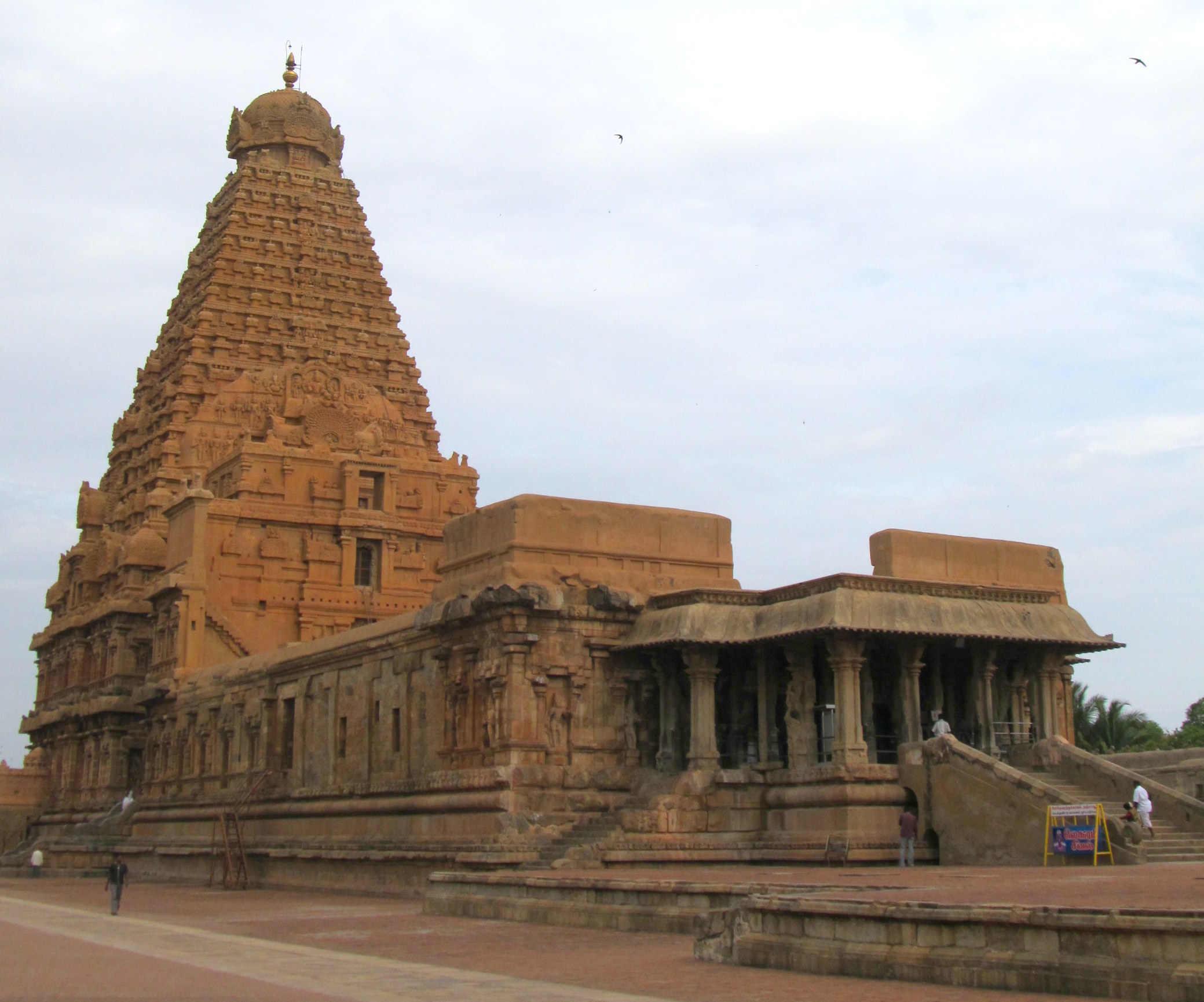 brihadeeswara temple shadow